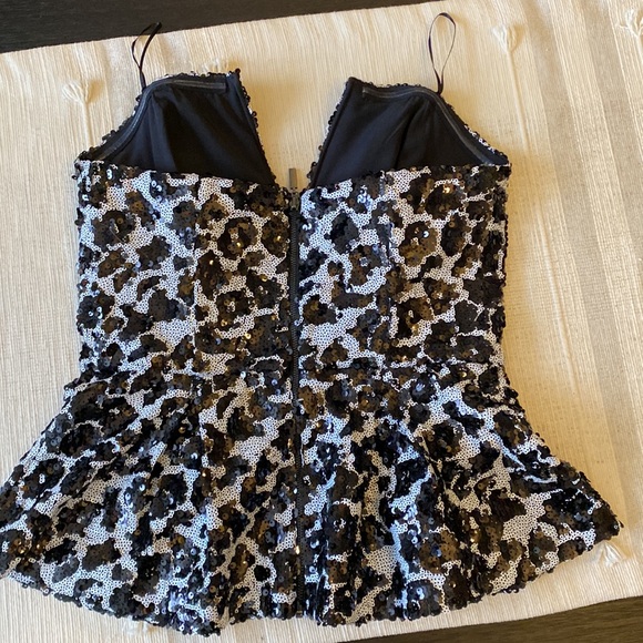 Guess sequin Strapless peplum Shirt. Color white and black size small - Picture 6 of 6